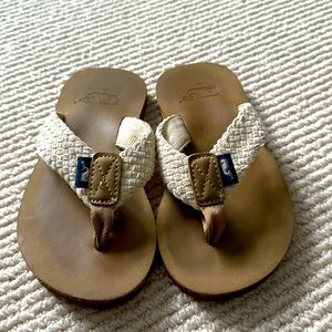 Vineyard Vines youth flip flops unisex  size 1